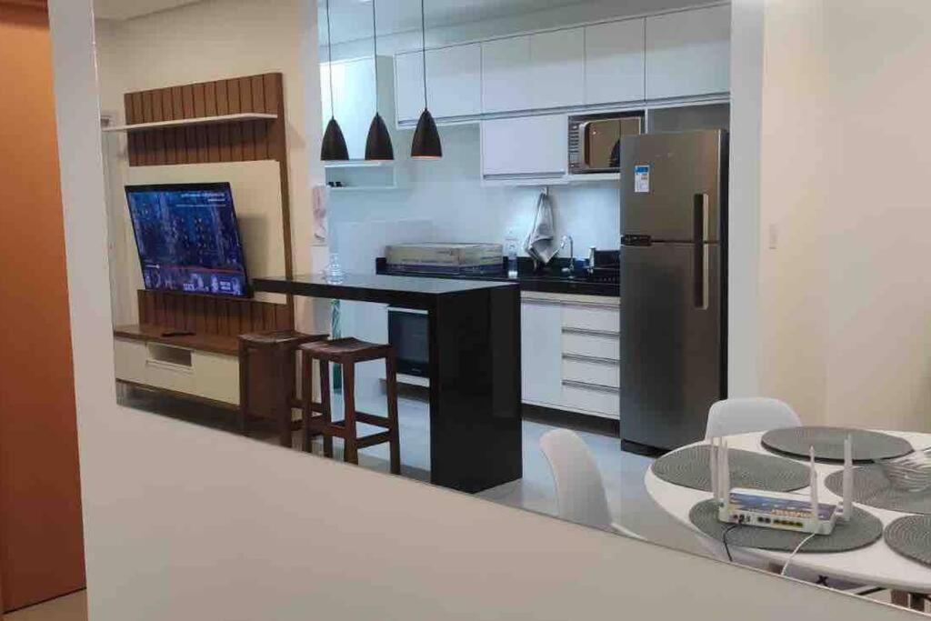 Adoraveis 2 Quartos Uma Linda Piscina, 2 Garagens Apartamento *