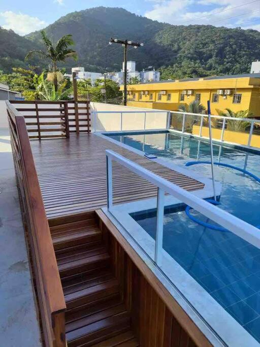 Adoraveis 2 Quartos Uma Linda Piscina, 2 Garagens