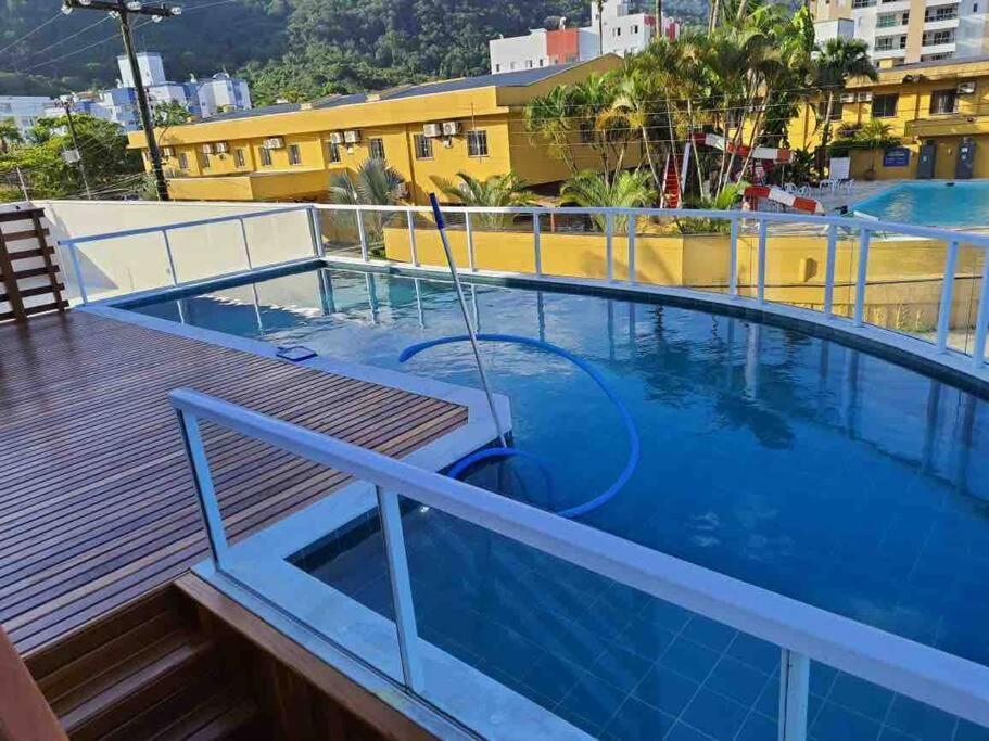 Adoraveis 2 Quartos Uma Linda Piscina, 2 Garagens Apartamento